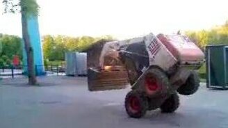 Трюки на миниэкскаваторе - смотреть видео (1:58)