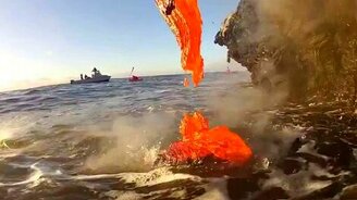 Лава течёт в океан - смотреть видео (1:07)