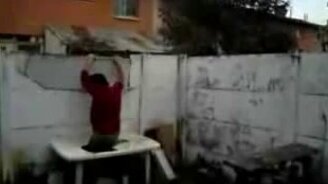 Упал и провалился - смотреть видео (0:15)