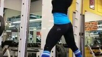 Девушка танцует на турнике - смотреть видео (1:02)