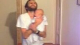 Папа надевает штаны с малышом на руках - смотреть видео (1:36)