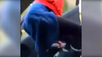 Вывалилась из машины - смотреть видео (0:24)