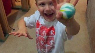 В какой руке мячик? - смотреть видео (0:16)