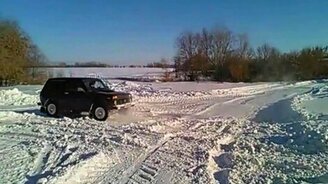 Нива таранит сугроб - смотреть видео (0:53)