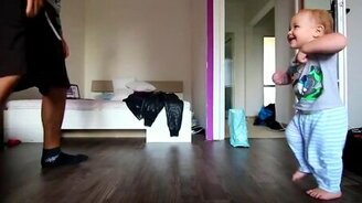 Учит сына танцевать - смотреть видео (2:10)