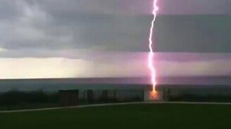 Удар молнии в море - смотреть видео (0:32)