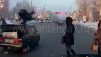 Отличная реакция спасла парня - смотреть видео (1:03)