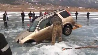 Вытаскивают машину из проруби - смотреть видео (3:38)