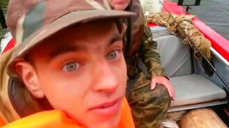 Встретили на реке медведя - смотреть видео (0:14)