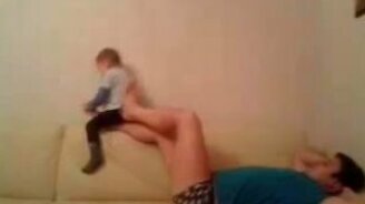 Покатушки на папиной ноге - смотреть видео (0:35)