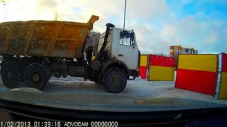 Три мужика против одних ворот - смотреть видео (1:30)