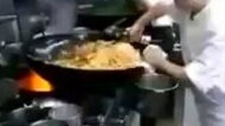 Приготовление пищи на полсотни человек - смотреть видео (2:38)