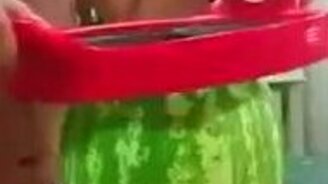 Как быстро разрезать арбуз - смотреть видео (0:30)