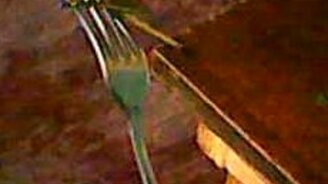 Вилки держатся на спичке - смотреть видео (0:30)