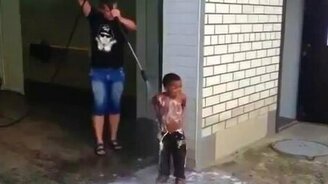 Отмыли цыганёнка на автомойке - смотреть видео (2:13)