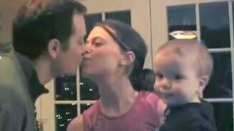 Семейные поцелуйчики - смотреть видео (0:41)