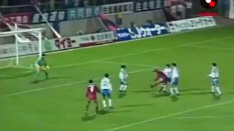 Мастерский гол футболиста - смотреть видео (0:36)