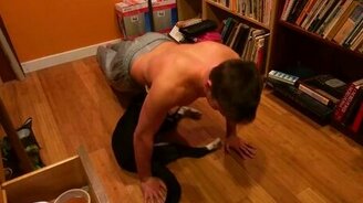 Пёс отжиматся вместе с хозяином - смотреть видео (0:14)