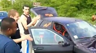 Басс разорвал лобовое стекло - смотреть видео (2:41)