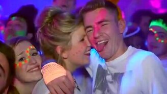 Как выглядят люди, когда думают, что их фотографируют - смотреть видео (1:30)