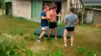 Трое и матрас - смотреть видео (0:32)