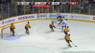 Вратарь чудом отбил шайбу - смотреть видео (1:18)