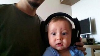 Отец дал сыну впервые послушать рок - смотреть видео (0:41)