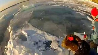 Лыжник провалился на Байкале - смотреть видео (0:55)