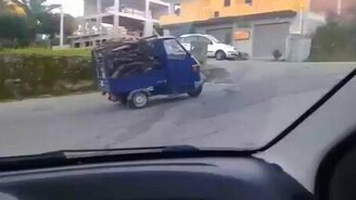 Малыш никак в горку не заедет - смотреть видео (1:21)