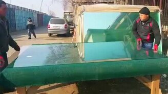 Мастера по резке стекла - смотреть видео (0:56)