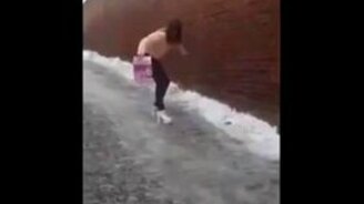 Девушка на каблуках на льду - смотреть видео (0:28)