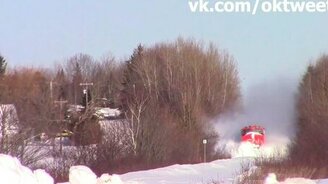 Поезд прорывается через сугробы - смотреть видео (3:08)