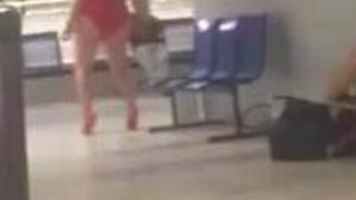 Настравивается на полёт на самолёте - смотреть видео (0:39)