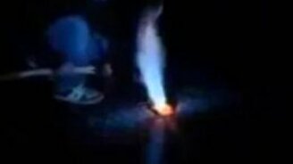 Подожгли метан под коркой льда на озере - смотреть видео (1:52)