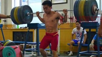 Маленький азиат-силач - смотреть видео (0:25)