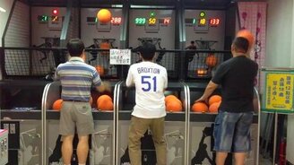 Мастер забивания мячей в корзину - смотреть видео (1:13)