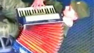 Солдат играет на аккордеоне - смотреть видео (4:24)