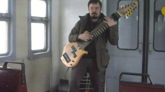 Импровизации на самодельной гитаре - смотреть видео (3:10)