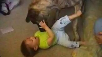 Пёс щекочет малыша - смотреть видео (0:26)