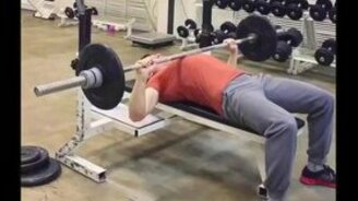 Девушка вместо штанги - смотреть видео (0:15)