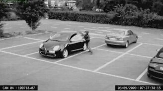 Борьба за угон автомобиля - смотреть видео (0:35)