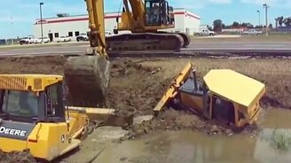 Экскаваторщик пришёл на помощь - смотреть видео (7:41)