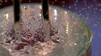 Завораживающий эксперимент с водой и камертоном - смотреть видео (1:18)