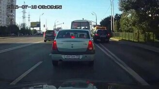 Наказание наглеца на дороге - смотреть видео (0:45)