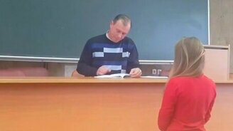 Преподаватель проверяет лекции - смотреть видео (0:17)