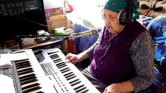 Бабушка создаёт музыку - смотреть видео (3:31)