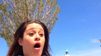 Забавная реакция девушки на предложение - смотреть видео (0:55)