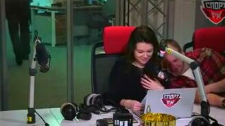 Ведущие радио дурачатся - смотреть видео (0:42)