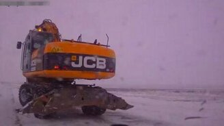 Экскаваторщик помогает водителю - смотреть видео (2:15)