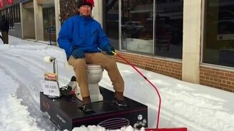 Чистка снега, сидя на унитазе - смотреть видео (0:33)